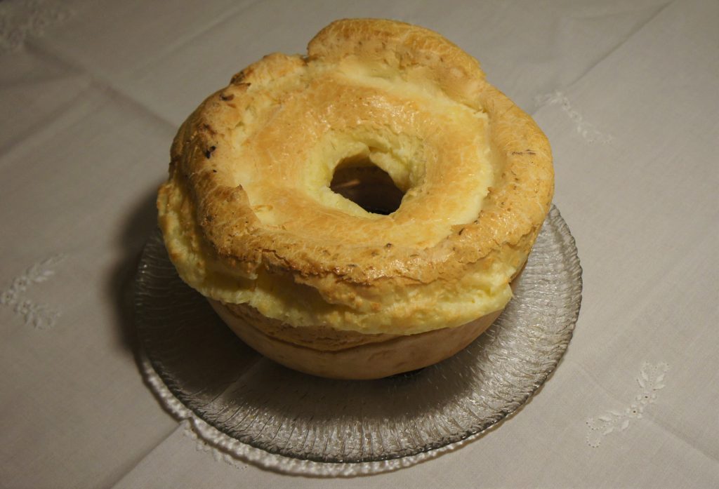 Aprenda a fazer uma das delícias do café da manhã dos cearenses e dos nordestinos em geral, o famoso bolo de goma!