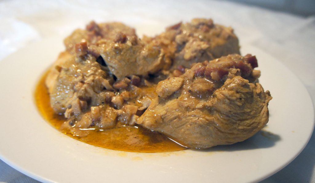 Uma receita fácil e rápida de preparar. Leve e muito saborosa. O peito de frango fica muito macio e com o molho bem incorporado.