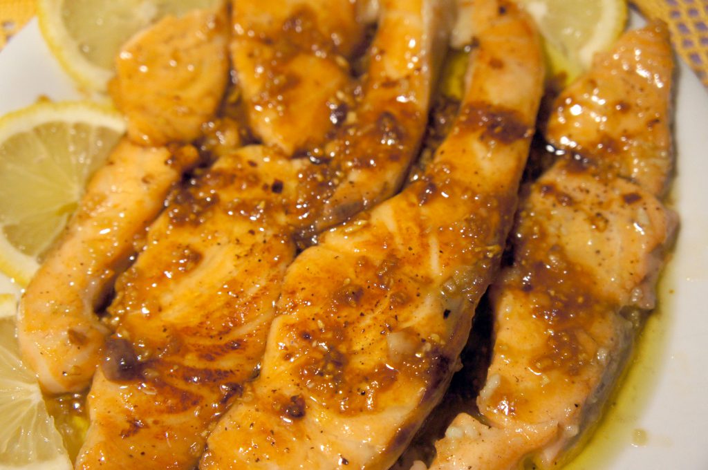 Aprenda a fazer um delicioso salmão grelhado ao molho de mel e alho. Uma receita incrível!
