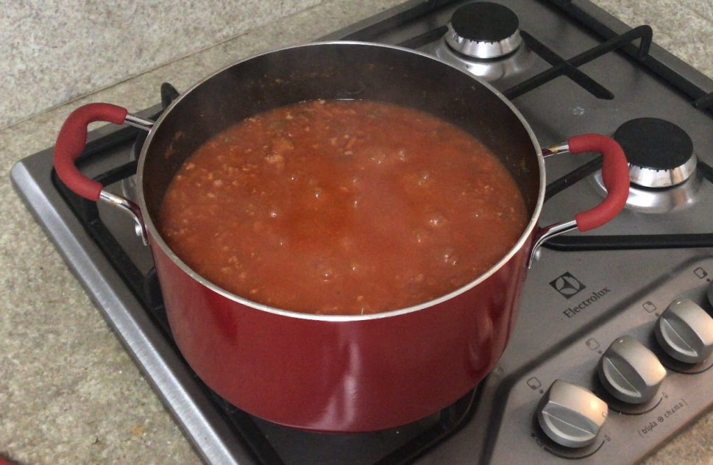 Esse ragu é uma delicia. Pode ser servido com diversas massas, como por exemplo: Spaghetti, Tagliatelli, Penne, Nhoque (gnochi), polenta, etc…